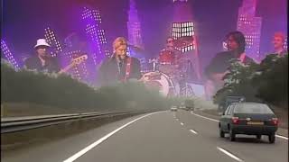 Chris Rea - Driving Home For Christmas (Official Music Video)