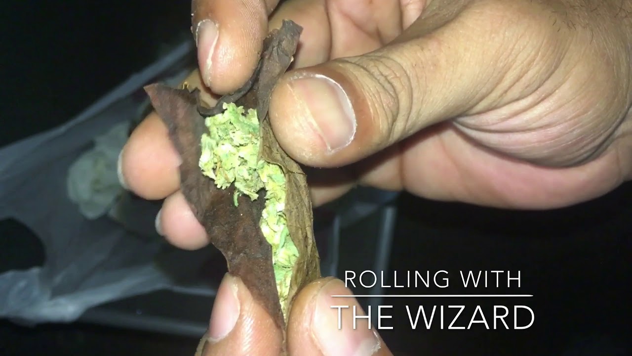 How to roll a blunt using a piece of fronto Leaf