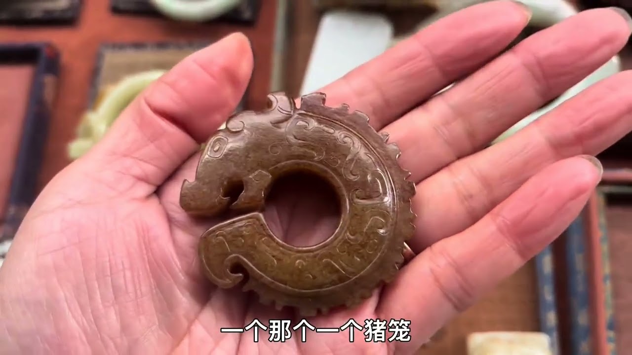 古美術 本物和田白玉 土黄沁 手彫 清代薄胎 双龍紋柄 筆洗 水丞 水盂 筆添 小白今天收到一个和田黄玉笔洗，高浮雕螭龙原皮原色，精品#和田玉#古玉