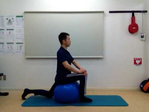 バランスボールで腸腰筋ストレッチ 腰痛予防 股関節の柔軟性アップ Youtube