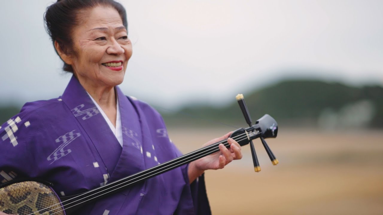 沖縄が誇る民謡唄者、大城美佐子による最後のライブ映像 - YouTube