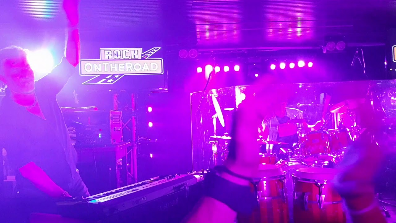 "This band's been called the loudest band in the world.." INIZIO