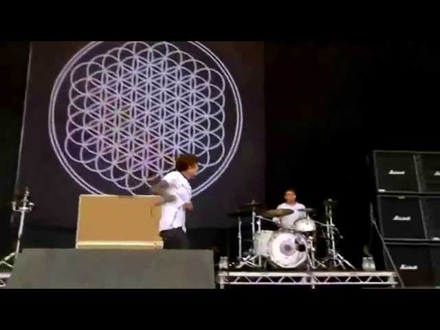 Bring Me The Horizon - Chelsea Smile [Reading Festival 2013] [Full HD 1080p] class=