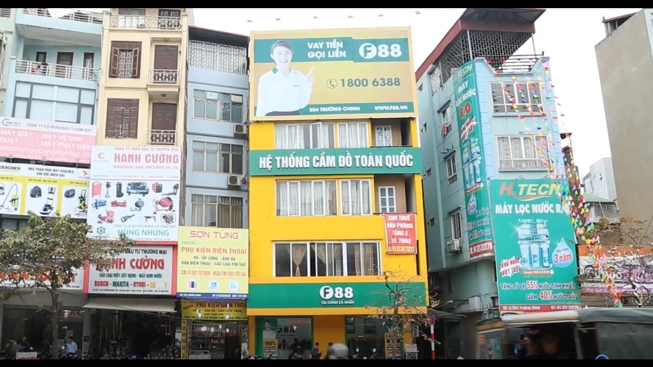 NHÂN VIÊN F88 HƯỚNG DẪN KHÁCH HÀNG VỀ CÁC GÓI VAY