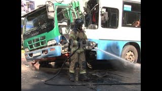 видео: Два человека попали в больницу после столкновения автобуса и грузовика в Хабаровске. Mestoprotv картинка: Два человека попали в больницу после столкновения автобуса и грузовика в Хабаровске. Mestoprotv