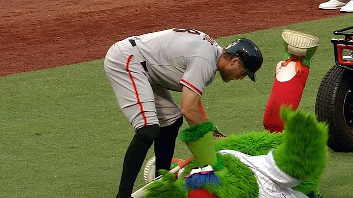 The Phillie Phanatic MOCKS Hunter Pence's practice...