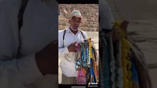 رجل مصري بائع في الاهرامات  يتحدث ٩ لغات