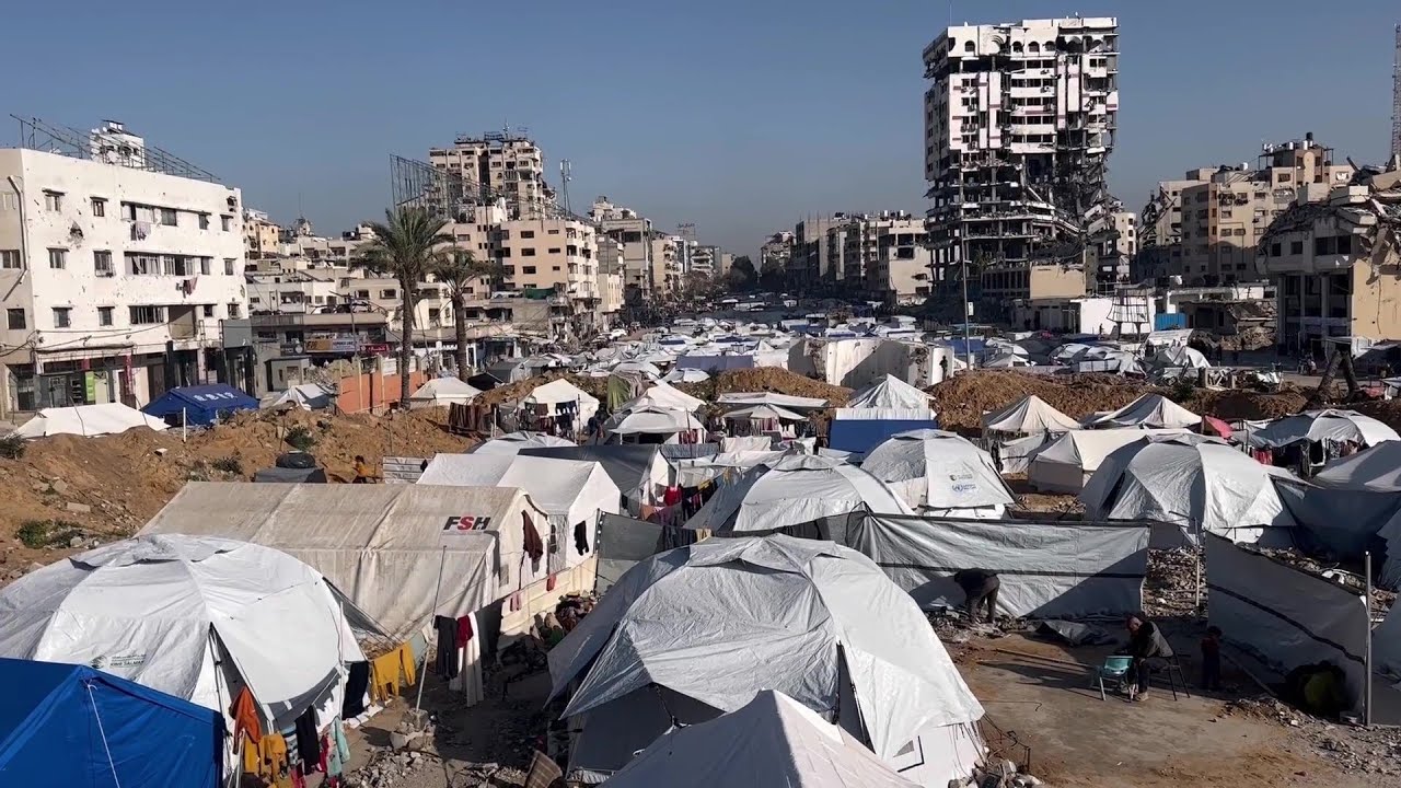 نازحون ينصبون خيامهم بين المباني المدمرة في منطقة الجندي المجهول وسط مدينة غزة