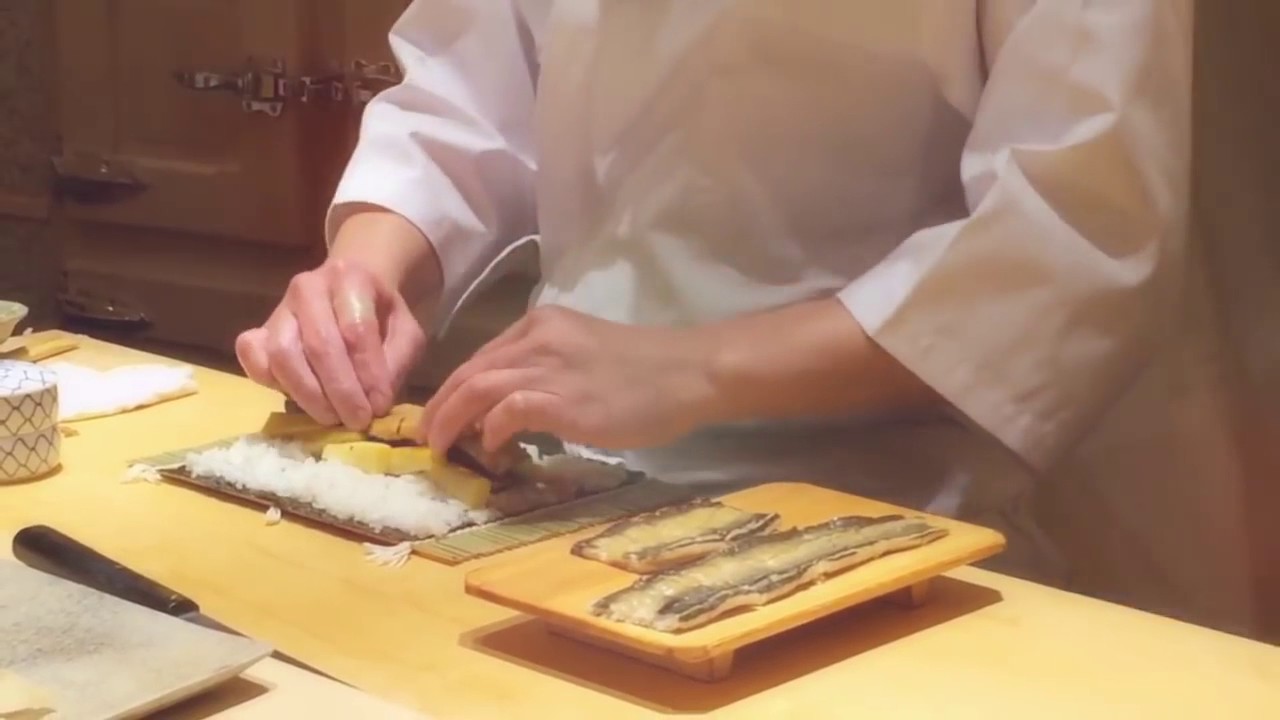 The amazing skills of the world's best sushi chef fast knife skills
