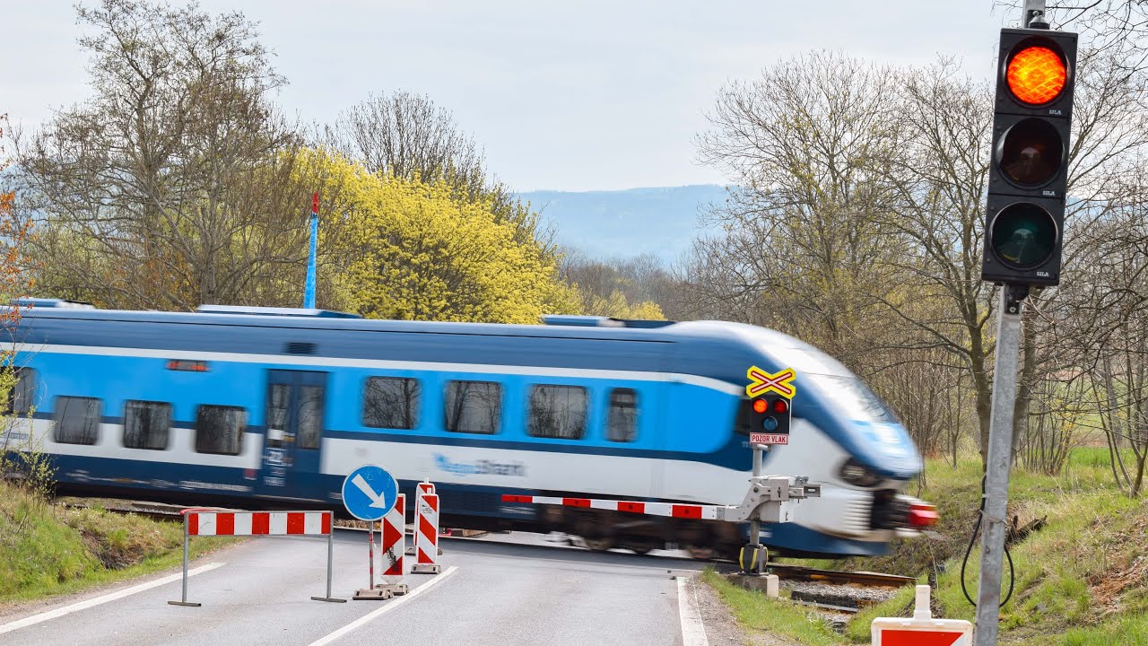 Železniční přejezd Markvartice (AŽD71 + 97 + semafory) // Railroad crossing