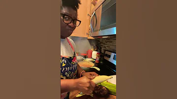 PEELING THE PLANTAIN TO COOK FOR THE AGUSHI STEW Cooking Mzsanyay 