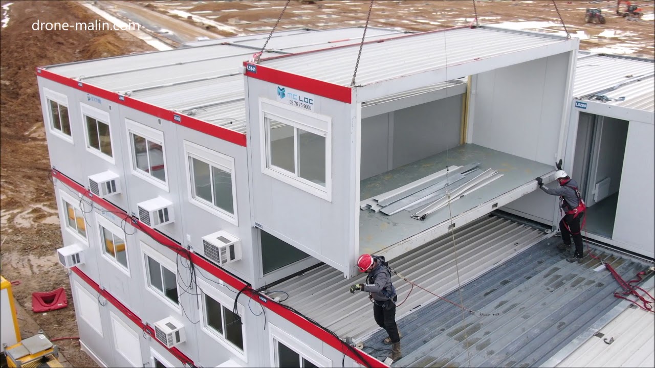 Grutage et montage cabanes de chantier filmé par un drone