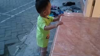 Download Lagu Bayi Lucu Belajar Jalan Menggunakan Sandal Bunyi Nyit Nyit MP3