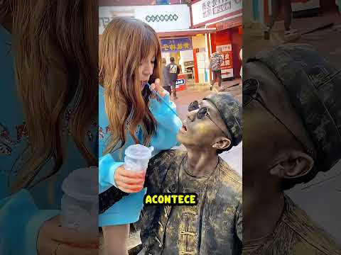 Ela enganou uma estátua de rua! 🤢😂