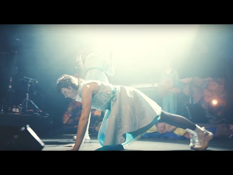 Blond OBERKÖRPERFREI PERLEN LIVE 