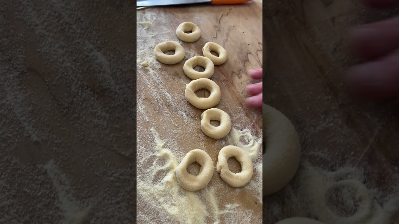 la nonna che prepara la ricetta dei tarallini al vino dolci