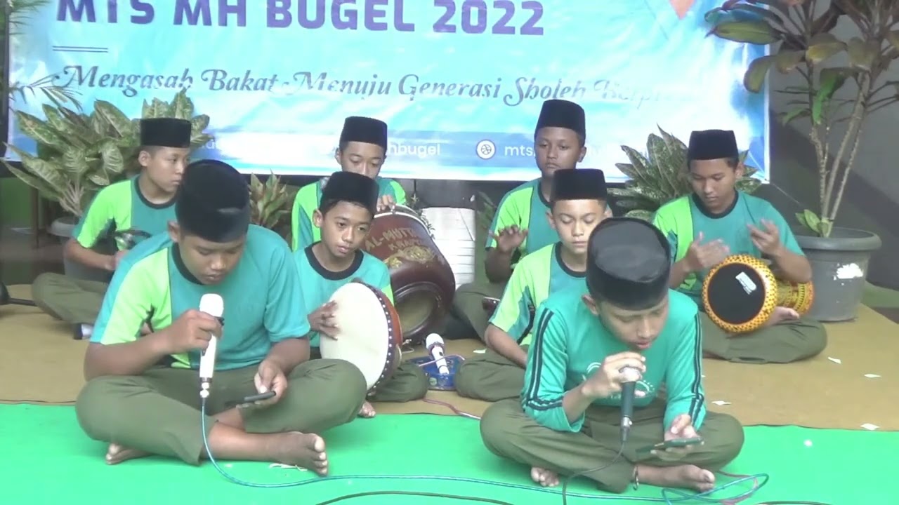 Sang Vokalis tersipu malu di lomba sholawat Class Meeting MTs Matholi'ul Huda Bugel