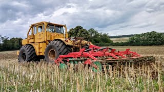 Kirovets K-700A mit Terrabereifung in der Bodenbearbeitung