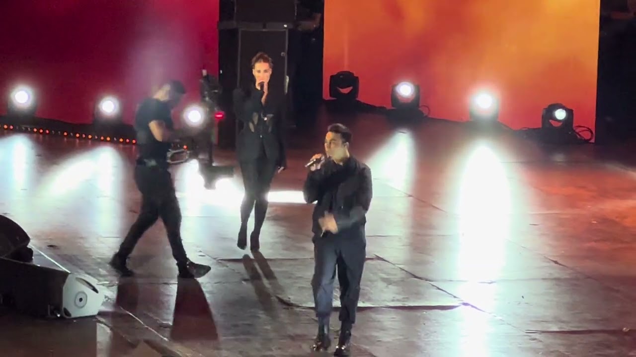 Clara e Matteo Paolillo assieme cantano 