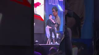 Mackenyu 20.12.23 firmando Estatua de Zoro y el banner de Sanji (Taz) // Geek Festival Lima 2023