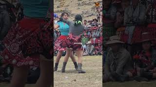 Choque explosivo de bellas Chumbivilcanas a puño limpio 👊 😱