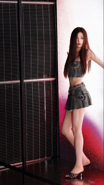 Oh my! Those long legs 😳 #estheryu #dixin