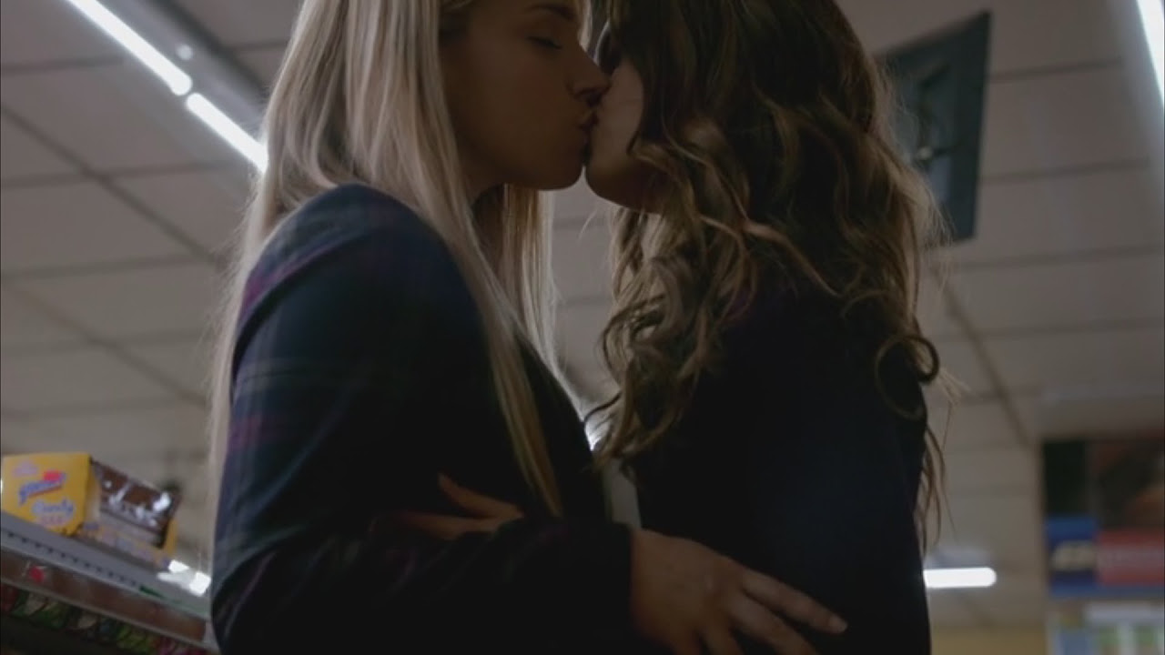 The Vampire Diaries 7x14 Nora kisses Mary Louise