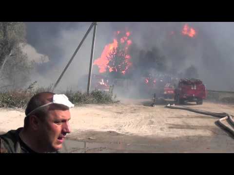 Взрыв на нефтебазе БРСМ.Горят пожарные машины и машины скорой помощи