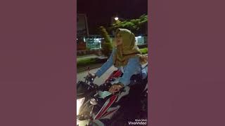 Cewek cantik belajar naik CB150R StreetFire
