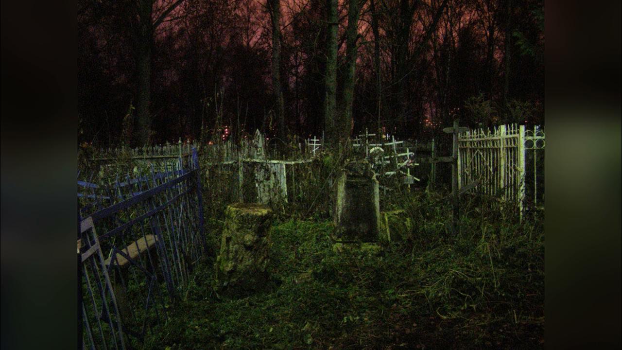 Кладбище в ясенево. Кладбище. Заброшенное кладбище ночью. Мрачное кладбище. Русское кладбище ночью.