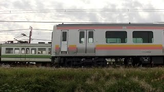 世代交代を感じさせる離合。115系N39の前を通過するE129系最新B22編成