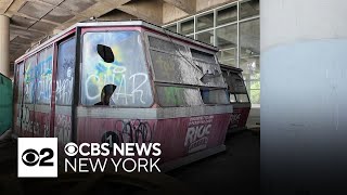 What should be done with the original Roosevelt Island Tramway cars?