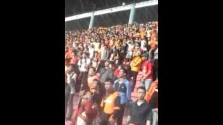 the jakmania bersorak gembira