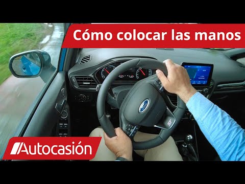 Video: ¿Deberías conducir con las 2 manos en el volante?