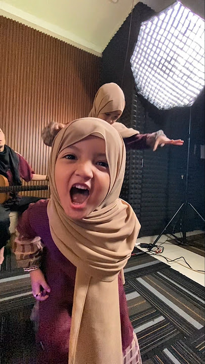 Gak bisa diem banget kakak Aisy dan Dede Afiza. BTS Ya Robbi Sallimna