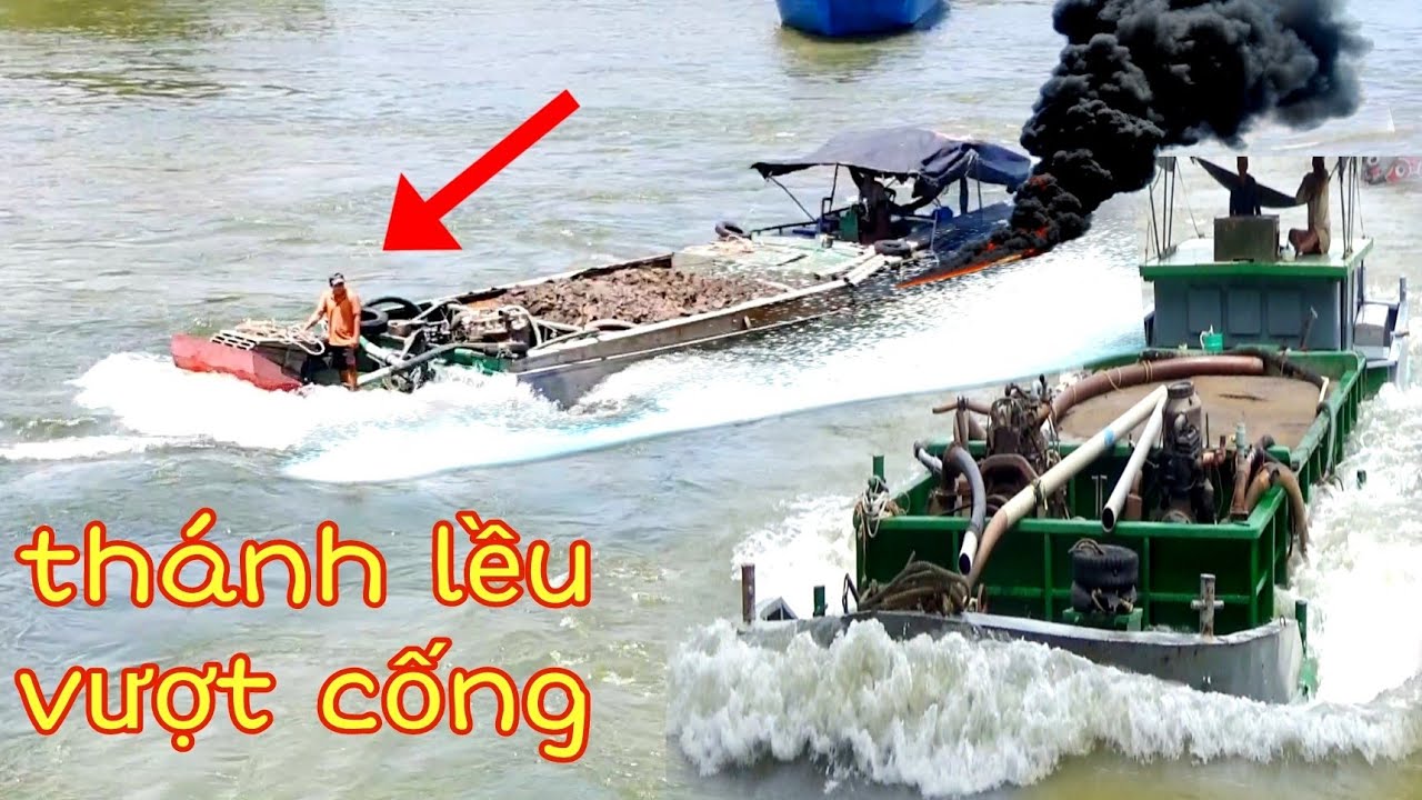 Ghe chở rơm vượt cống không thành. cống 10 cửa nước đổ xiết - YouTube