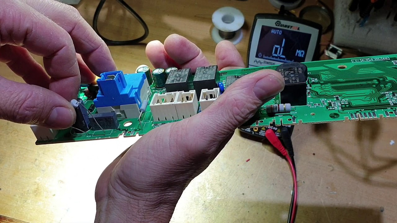 Riparazione scheda Electrolux al microscopio