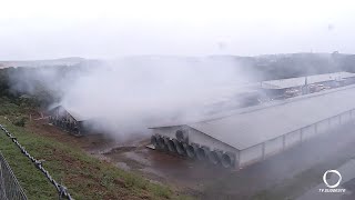 Incêndio destrói barracão de uma granja em Pato...