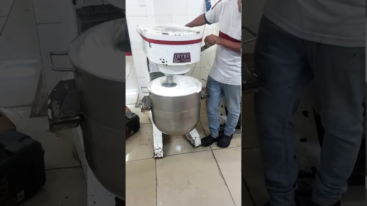 BATIDORA INTEC MODELO F-C60 DE 60 LITROS, PREPARANDO CREMA CHANTILLY