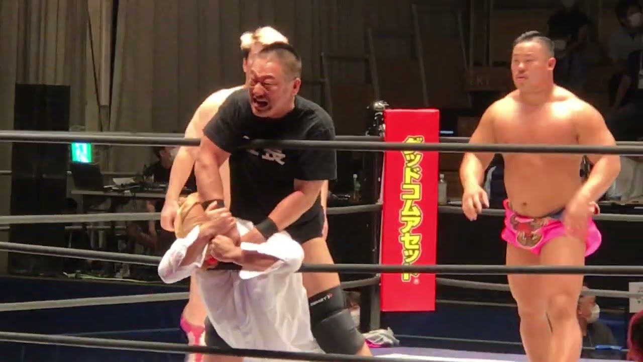白ブリーフ男に高木三四郎が攻めていくも男色“ダンディ”ディーノと飯野“セクシー”雄貴がカットしてフェロモンズの連携へ DDT「Road to