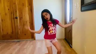 Niña Bailando Canciones De Bad Bunny