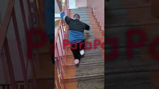 Російський солдат повернувся зі "спецоперації" в Україні і повзе на третій поверх госпіталю