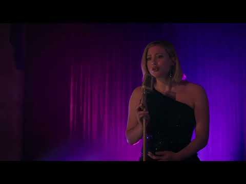 Видео: Лили Рейнхарт умеет петь?