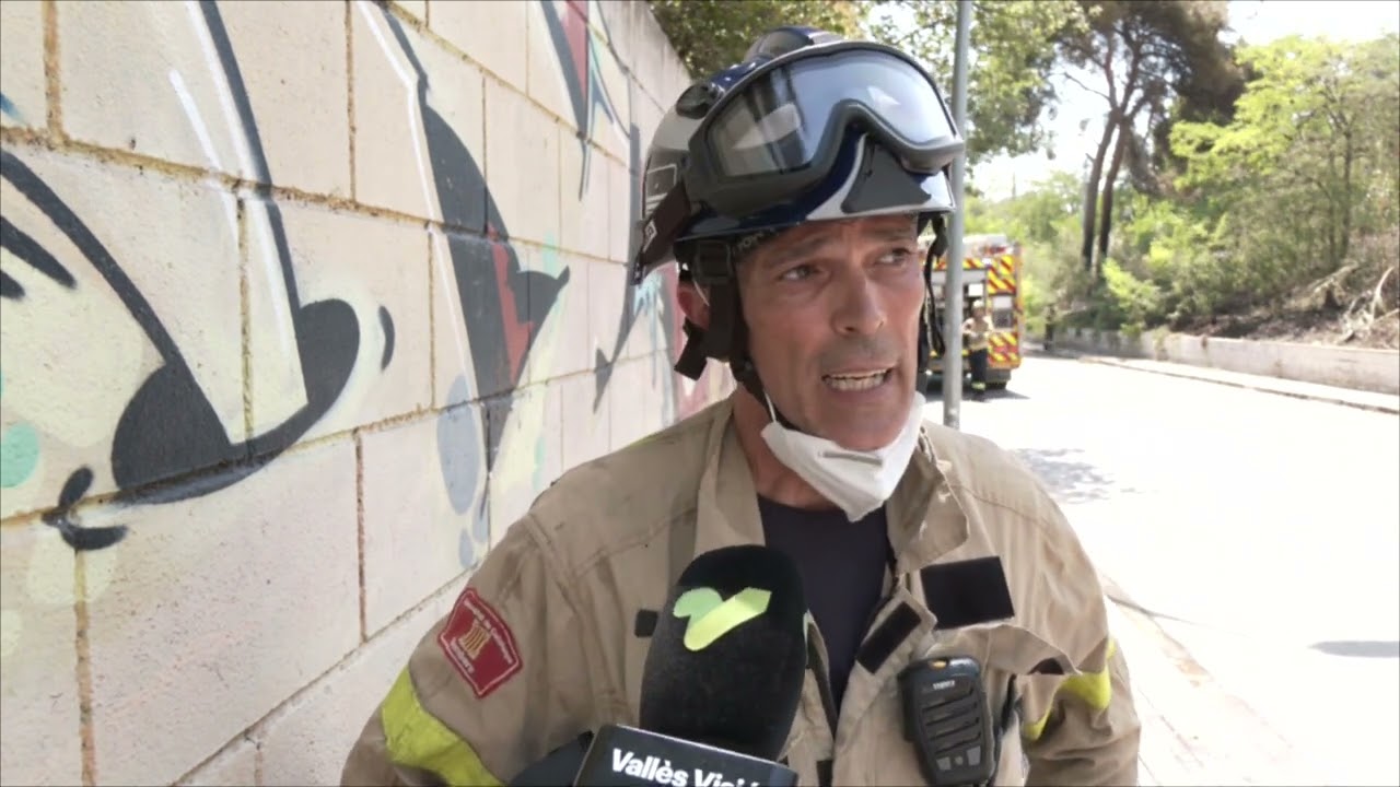 Quatre dotacions de Bombers extingeixen un incendi al talús de la via de l'R3 a Mollet