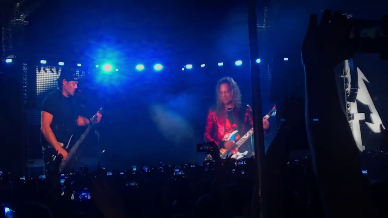 Металика поет офицеры. Metallica 2019 группа крови. Металлика 2019 Лужники Цой. Metallica Moscow 2019 группа крови. Группа крови металлика концерт в Москве.