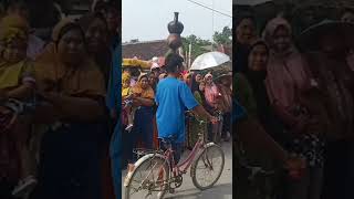 KESEIMBANGAN LUAR BIASA, ATRAKSI NAIK SEPEDA SAMBIL BAWA KENDI DI ATAS KEPALA