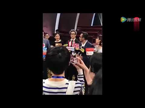 当薛之谦拿上话筒，汪涵都插不上话，田源在旁笑得有点尴尬