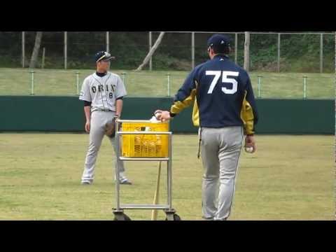 フライの練習をする駿太選手他。オリックスバファローズ春季キャンプ2013