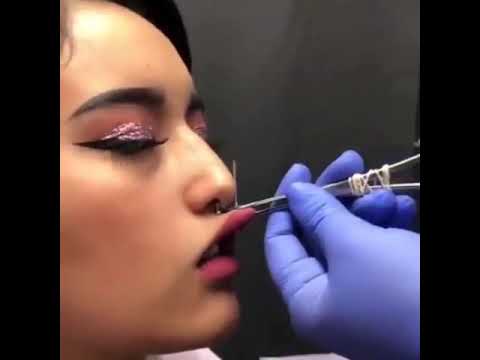 Vidéo: Comment obtenir un piercing Medusa (avec photos)