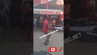 Dos tiguere se enfrentan a machetazo vs acróbata de machetes